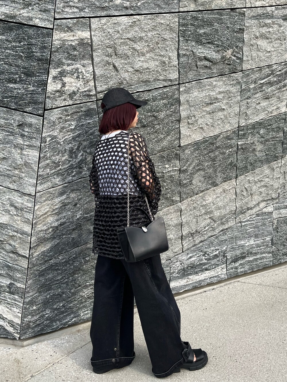 ブラック系のショルダーバッグを着用したレディースの秋コーディネートの3枚目の写真