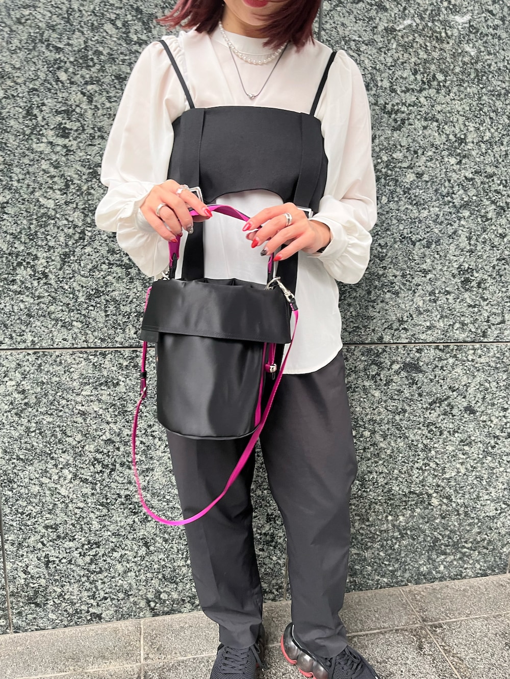 「白シャツ、モノトーン、シャツスタイル、パンツコーデ、レイヤードコーデ、ナイロンバッグ、やっぱり帽子が好き、キャップコーデ、厚底スニーカー、スニーカーコーデ」｜「HUMAN MADEのアイテム（キャップ、ブラック系）」を使った、ayakaさん（レディース・156cm）の夏コーディネートの3枚目の写真