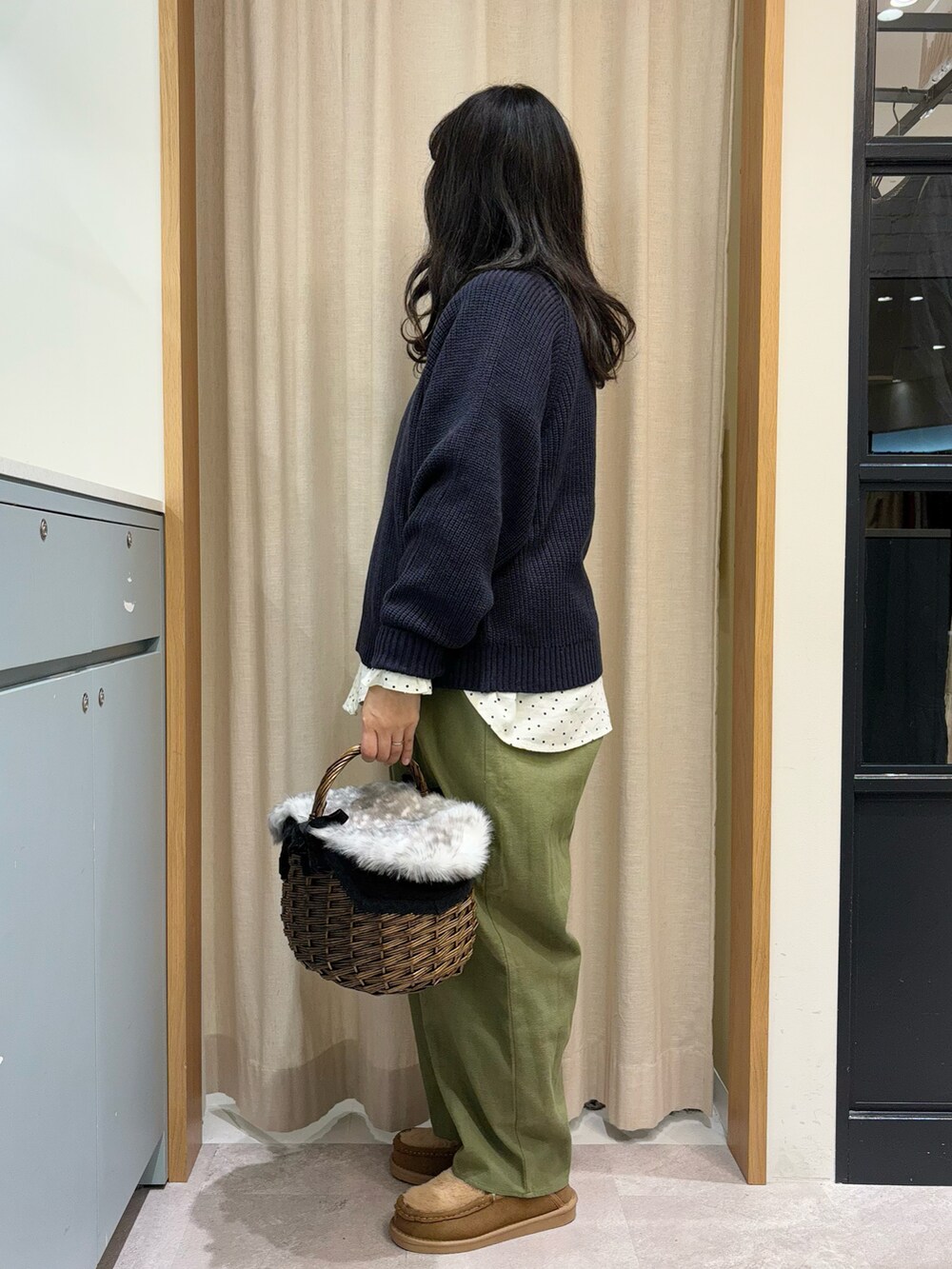 「Samansa Mos2、SM2、サマンサ モスモス(Samansa Mos2)、低身長、低身長コーデ、ママコーデ、かごバッグ、モカシン、ポロニット、襟付きニット、ドット柄、フリルブラウス、ゆるパンツ、大人カジュアル、オトナカジュアル」|「Samansa Mos2の◎畦編みニットポロ(ニット/セーター、ブルー系)」を使った、あさいまりこさん(レディース・151cm)の秋コーディネートの2枚目の写真
