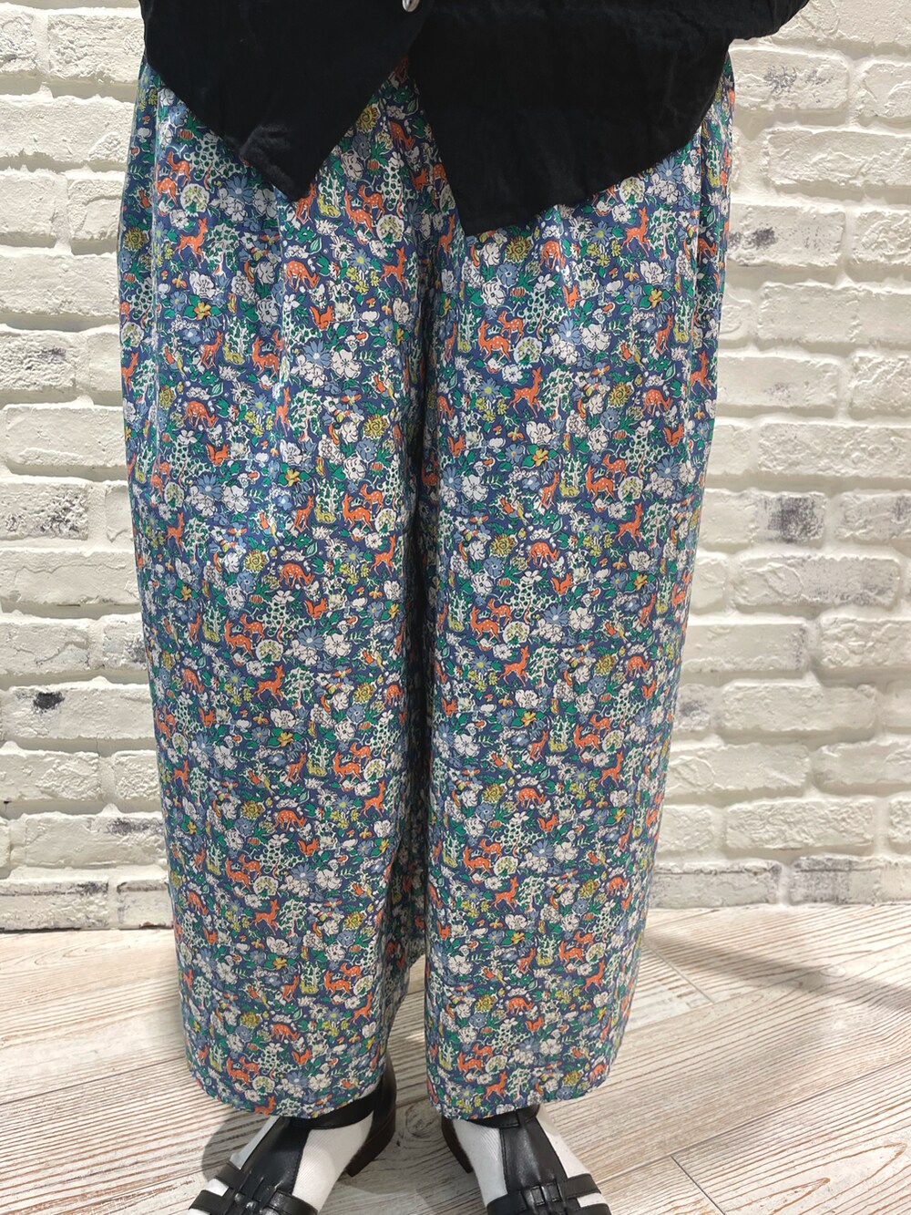 ブラック系のシャツ/ブラウス、ブルー系のその他パンツ、ブラック系のサンダルを着用したレディースの春コーディネートの2枚目の写真