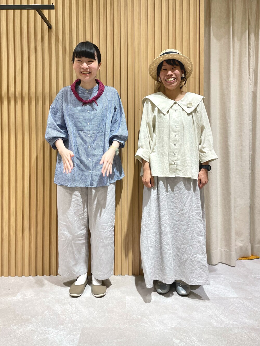 「Samansa Mos2、SM2、サマンサ モスモス(Samansa Mos2)、低身長、リンクコーデ、パンツスタイル、キャミワンピ、ナチュラル、マリン、リラックススタイル、カンカン帽、お揃い、おそろいコーデ、グレー、リネン」|「Samansa Mos2の太リボンカンカン帽(ハット、ブラック系)」を使った、あさいまりこさん(レディース・151cm)の春コーディネートの3枚目の写真