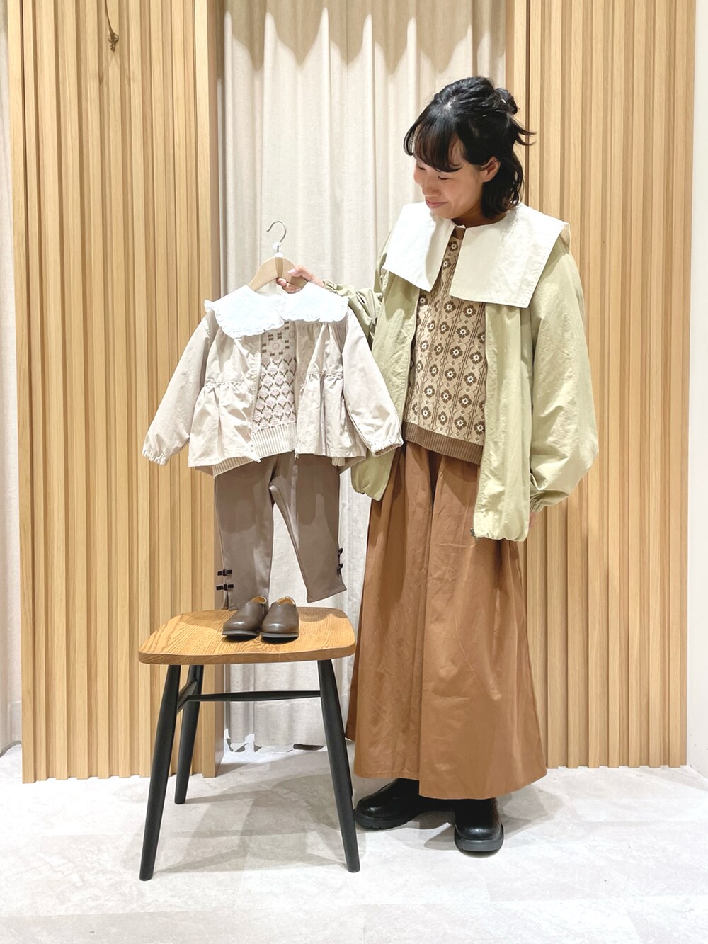 ホワイト系のシャツ/ブラウス、ベージュ系のブルゾン、ブラウン系のベストを着用したレディースの秋コーディネートの4枚目の写真