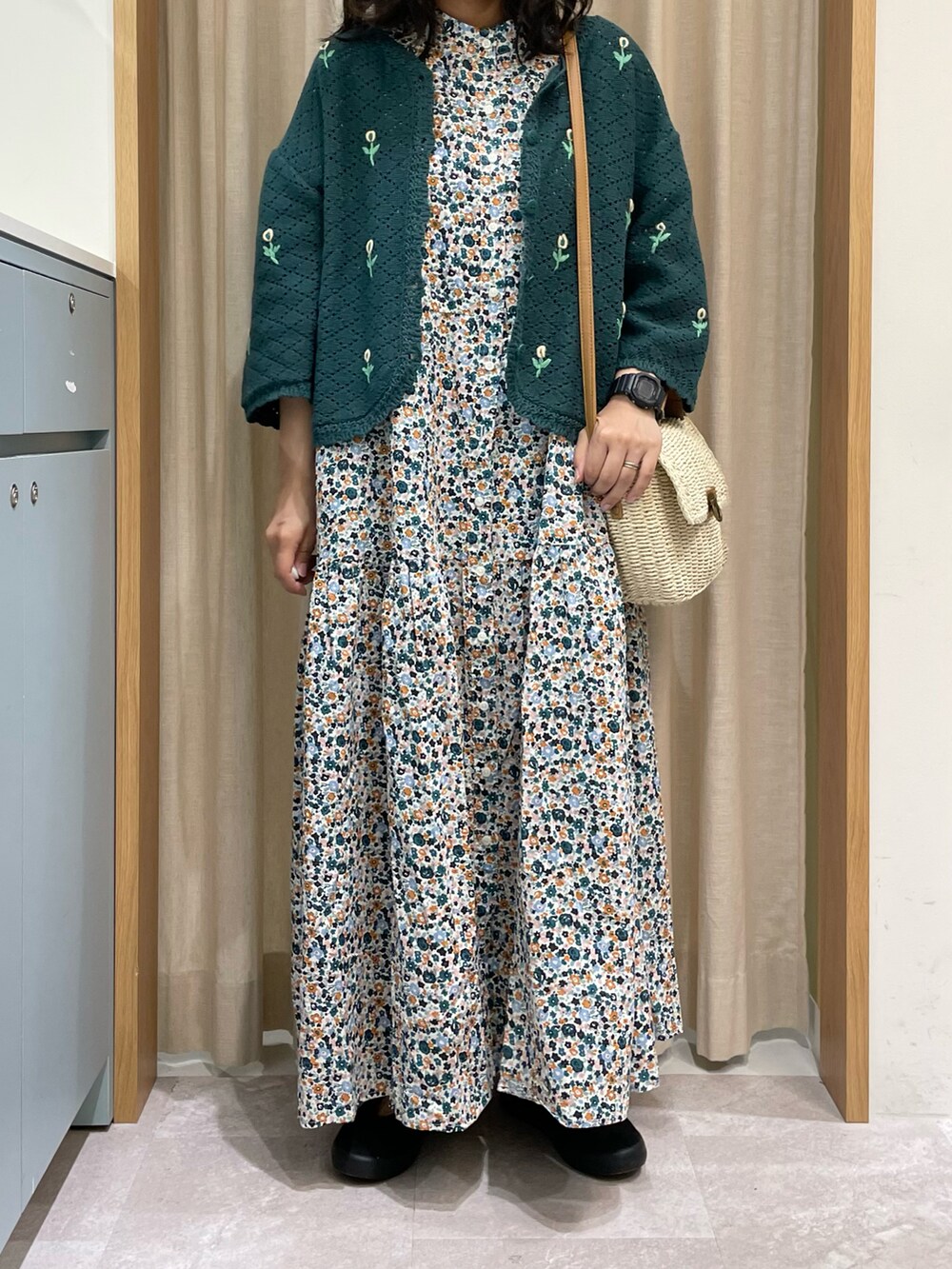 ホワイト系のワンピース、グリーン系のカーディガン/ボレロ、ホワイト系のハンドバッグを着用したレディースの夏コーディネートの4枚目の写真