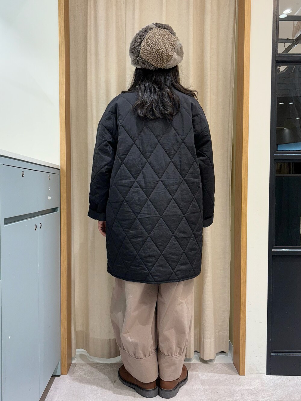 「Samansa Mos2、SM2、サマンサ モスモス(Samansa Mos2)、低身長、低身長コーデ、ママコーデ、キルティング、コート、ショートブーツ、ベスト、ゆるコーデ、オトナカジュアル、シンプルコーデ、ストライプシャツ、ワイドパンツ」|「Samansa Mos2のキルトミドル丈コート(その他アウター、ブラック系)」を使った、あさいまりこさん(レディース・151cm)の秋コーディネートの3枚目の写真