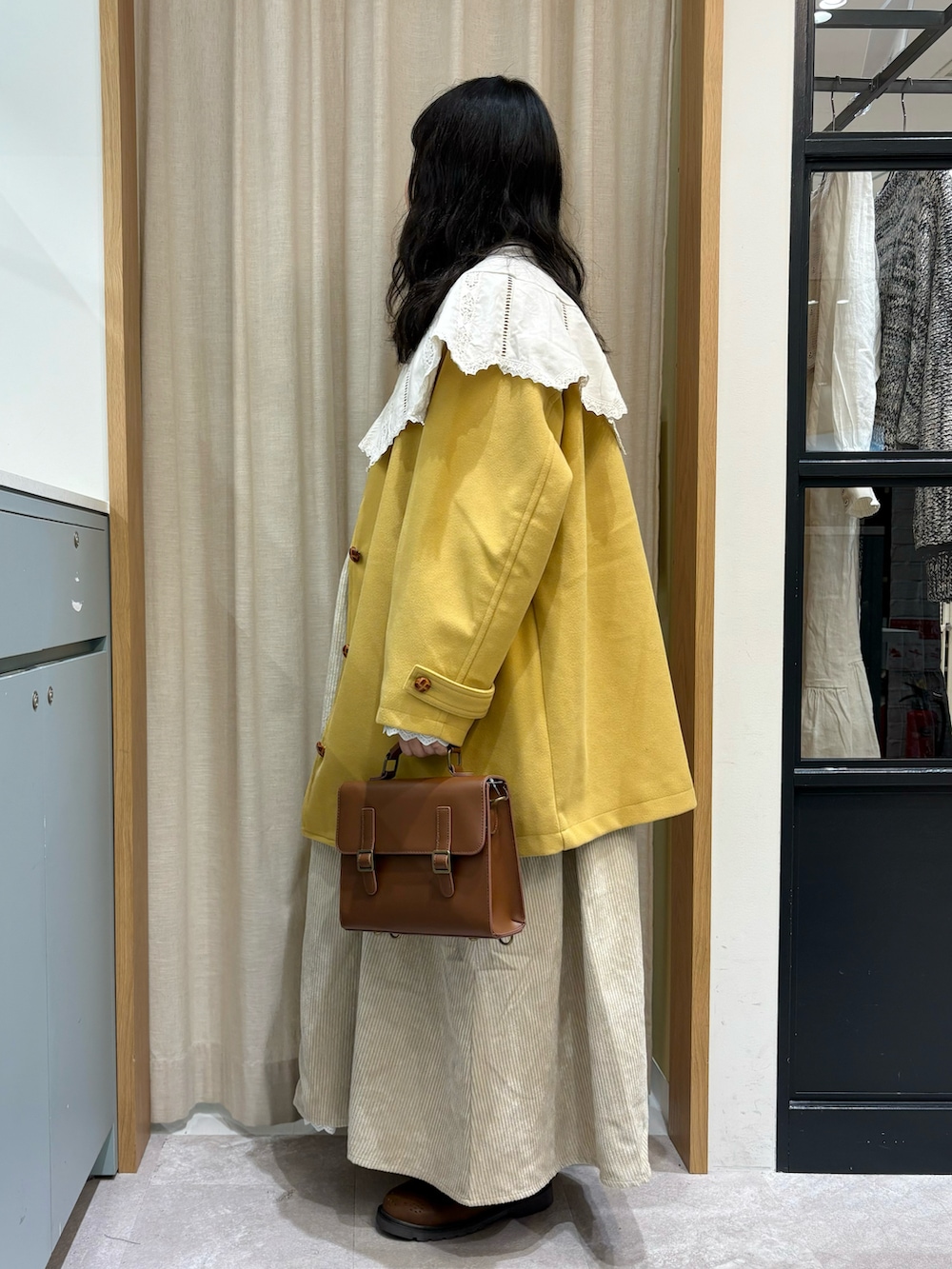 イエロー系のその他アウター、ホワイト系のワンピース、ベージュ系のワンピースを着用したレディースの秋コーディネートの2枚目の写真