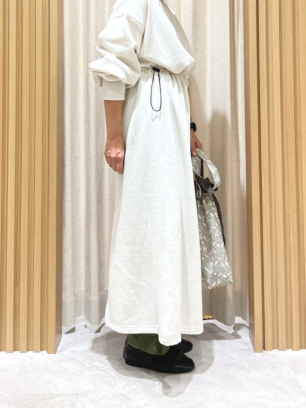 ホワイト系のTシャツ/カットソー、ホワイト系のワンピース/ドレス、ベージュ系のハンドバッグを着用したレディースの冬コーディネートの5枚目の写真