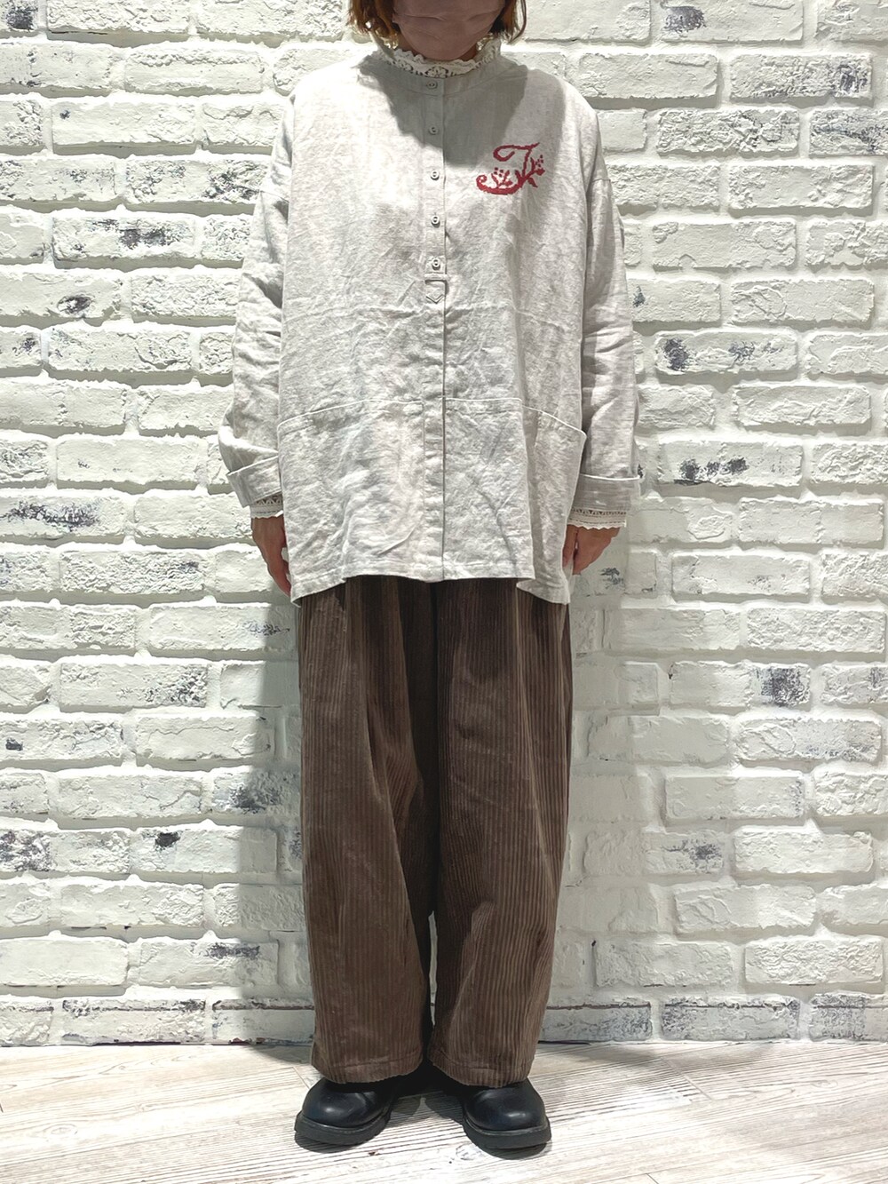 ベージュ系のシャツ/ブラウス、ホワイト系のTシャツ/カットソー、ブラウン系のその他パンツを着用したレディースの秋コーディネートの2枚目の写真