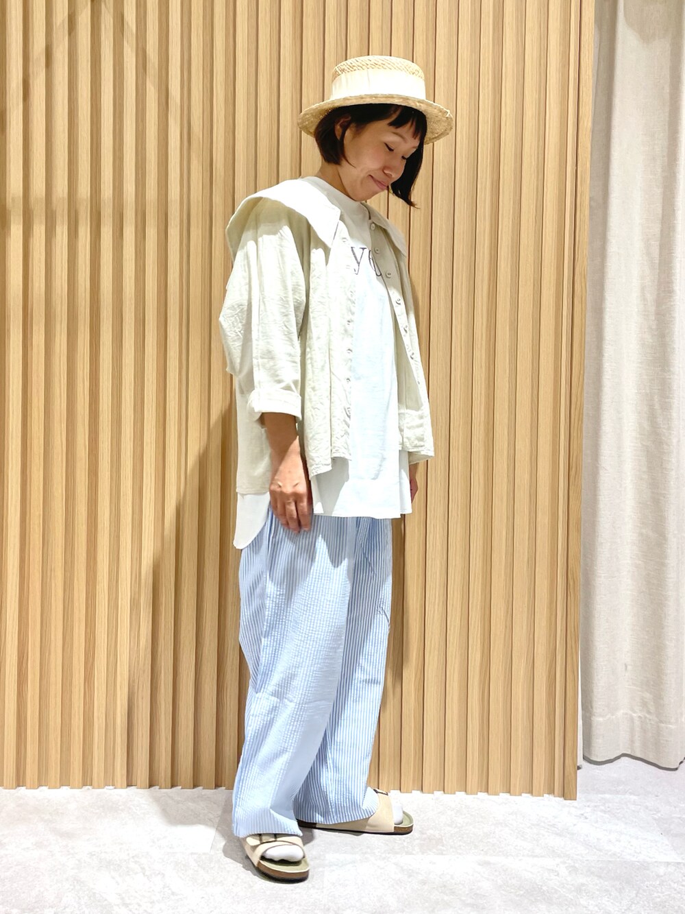 ホワイト系のシャツ/ブラウス、ホワイト系のTシャツ/カットソー、ブルー系のその他パンツを着用したレディースの春コーディネートの2枚目の写真