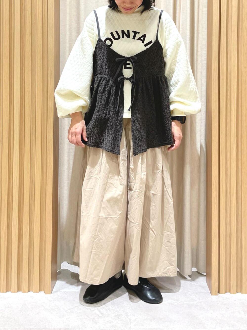 ホワイト系のTシャツ/カットソー、グレー系のTシャツ/カットソー、ベージュ系のその他パンツを着用したレディースの冬コーディネートの5枚目の写真