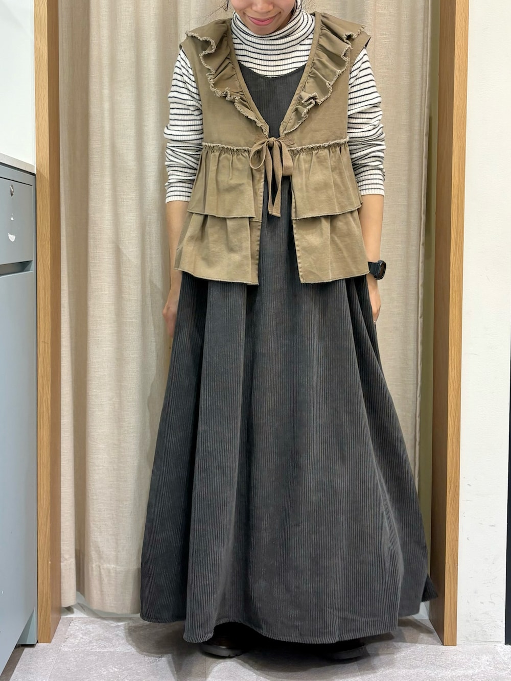 「Samansa Mos2、SM2、サマンサ モスモス(Samansa Mos2)、低身長、低身長コーデ、ママコーデ、オトナカジュアル、大人カジュアル、フリル、ベスト、ボーダー、タートルネック、キャミワンピ、大人かわいい、ワンピース」｜「Samansa Mos2の【マシンウォッシャブル】ニットリブタートルネック（ニット/セーター、ホワイト系）」を使った、あさいまりこさん（レディース・151cm）の秋コーディネートの3枚目の写真