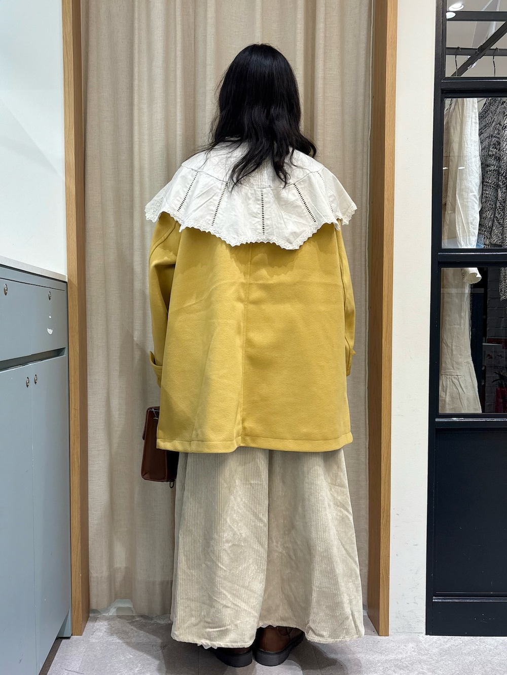 イエロー系のその他アウター、ホワイト系のワンピース、ベージュ系のワンピースを着用したレディースの秋コーディネートの3枚目の写真