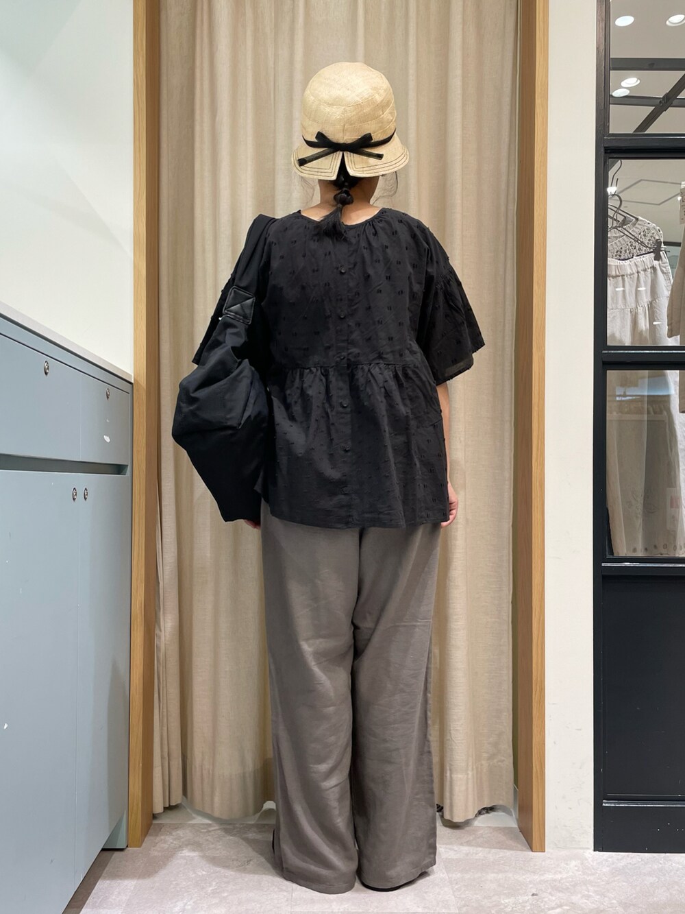 ブラック系のシャツ/ブラウス、ブラック系のTシャツ/カットソー、ブラウン系のその他パンツを着用したレディースの夏コーディネートの3枚目の写真