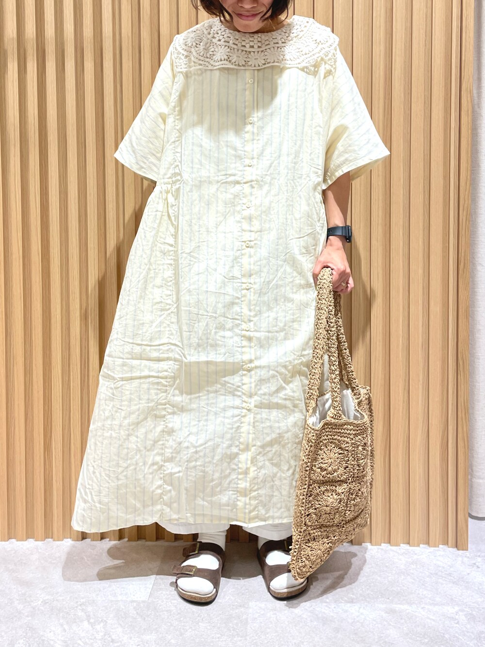 イエロー系のワンピース、ホワイト系のTシャツ/カットソー、ホワイト系のその他パンツを着用したレディースの春コーディネートの2枚目の写真