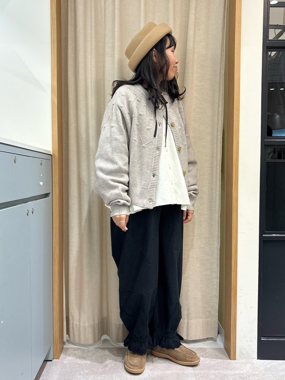 「Samansa Mos2、SM2、サマンサ モスモス(Samansa Mos2)、低身長、低身長コーデ、ママコーデ、ニット、カーディガン、リボン、リボンブラウス、ペチパンツ、ブーツ、オトナカジュアル、オトナカワイイ、大人ガーリー」|「Samansa Mos2の◎求心風ぽこぽこ2WAYニット(カーディガン/ボレロ、ベージュ系)」を使った、あさいまりこさん(レディース・151cm)の秋コーディネートの2枚目の写真