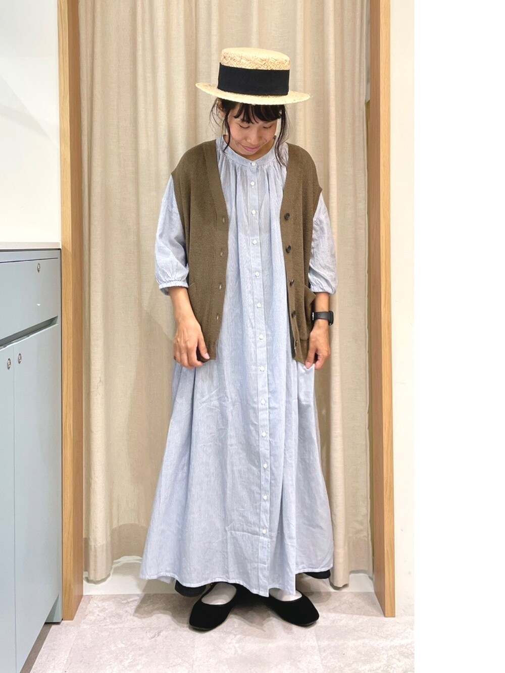 「Samansa Mos2、SM2、サマンサ モスモス(Samansa Mos2)、低身長、ママコーデ、ナチュラル、ベスト、ガウチョパンツ、ワンピース、シンプルコーデ、オトナカジュアル、オトナカワイイ、カンカン帽、大人カジュアル、スカーチョ」｜「Samansa Mos2の太リボンカンカン帽（ハット、ブラック系）」を使った、あさいまりこさん（レディース・151cm）の夏コーディネートの3枚目の写真