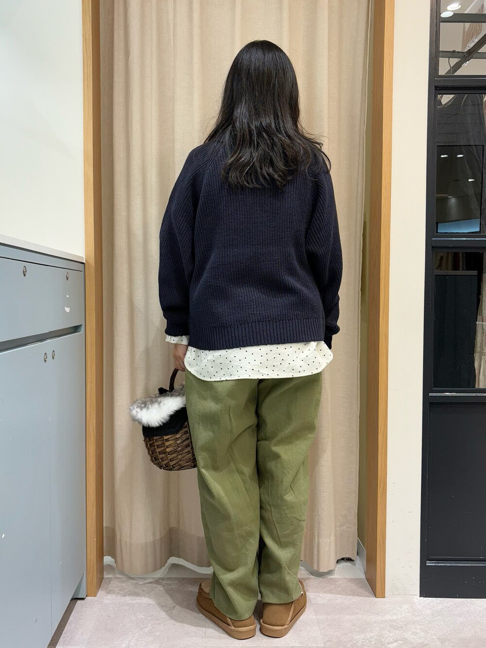 「Samansa Mos2、SM2、サマンサ モスモス(Samansa Mos2)、低身長、低身長コーデ、ママコーデ、かごバッグ、モカシン、ポロニット、襟付きニット、ドット柄、フリルブラウス、ゆるパンツ、大人カジュアル、オトナカジュアル」|「Samansa Mos2の◎畦編みニットポロ(ニット/セーター、ブルー系)」を使った、あさいまりこさん(レディース・151cm)の秋コーディネートの3枚目の写真