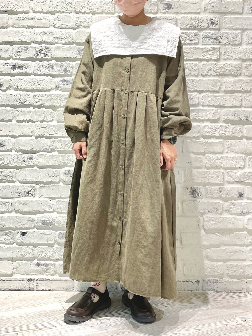 ホワイト系のTシャツ/カットソー、グリーン系のワンピース、ブラウン系のその他シューズを着用したレディースの秋コーディネートの2枚目の写真