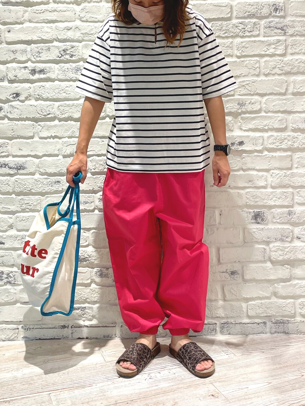 ブラウン系のサンダル、ホワイト系のトートバッグ、ピンク系のその他パンツを着用したレディースの夏コーディネートの3枚目の写真