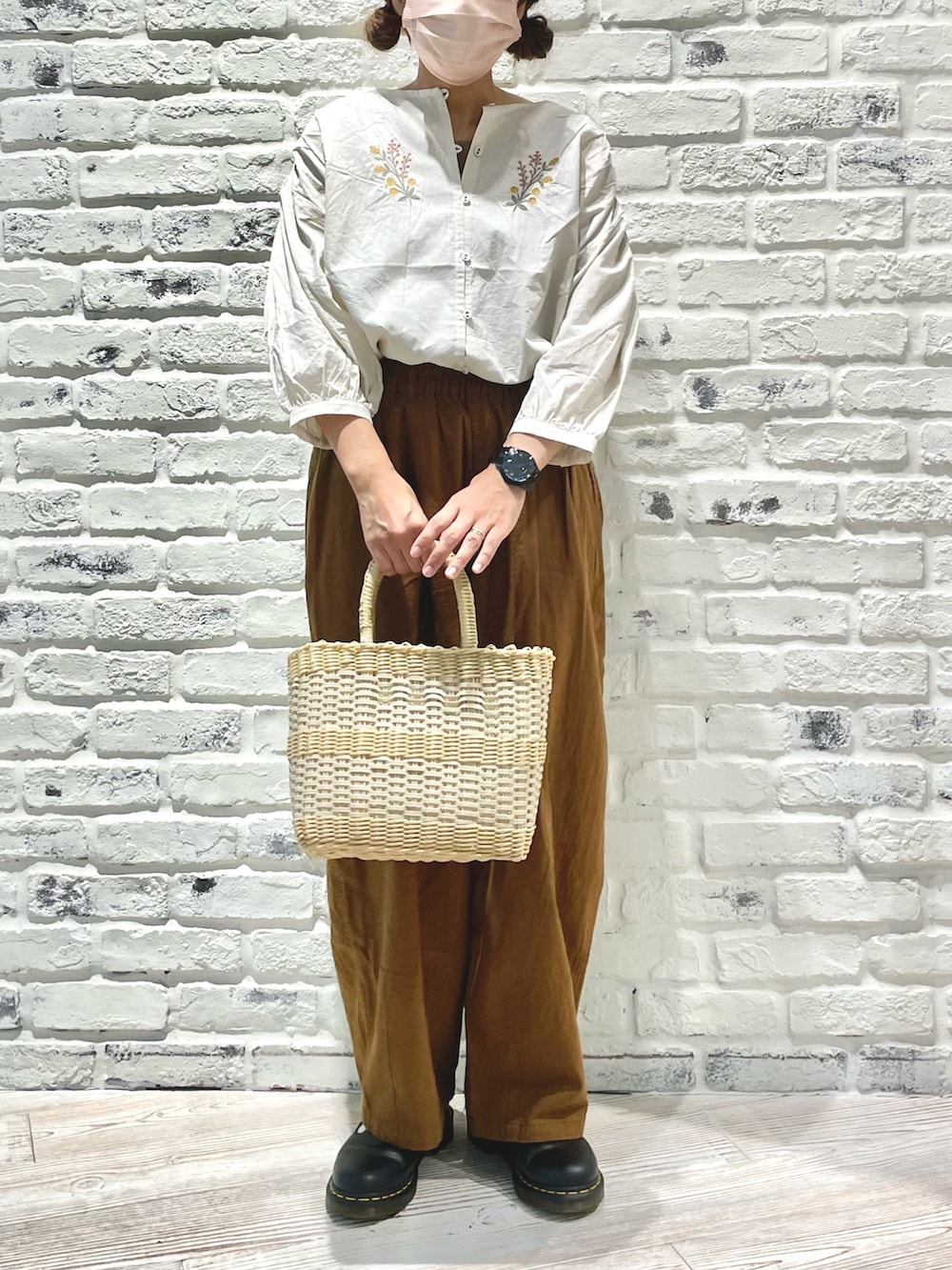 ベージュ系のトートバッグ、ブラウン系のその他パンツ、ブラック系のドレスシューズを着用したレディースの夏コーディネートの3枚目の写真