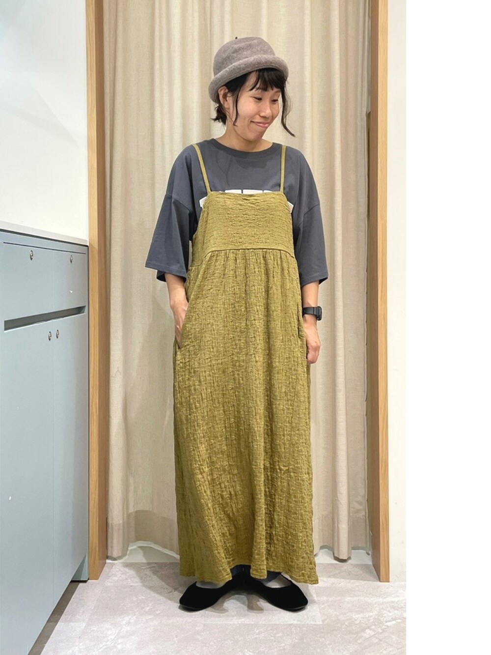 グレー系のTシャツ/カットソー、ベージュ系のワンピース、ブルー系のデニムパンツを着用したレディースの夏コーディネートの4枚目の写真