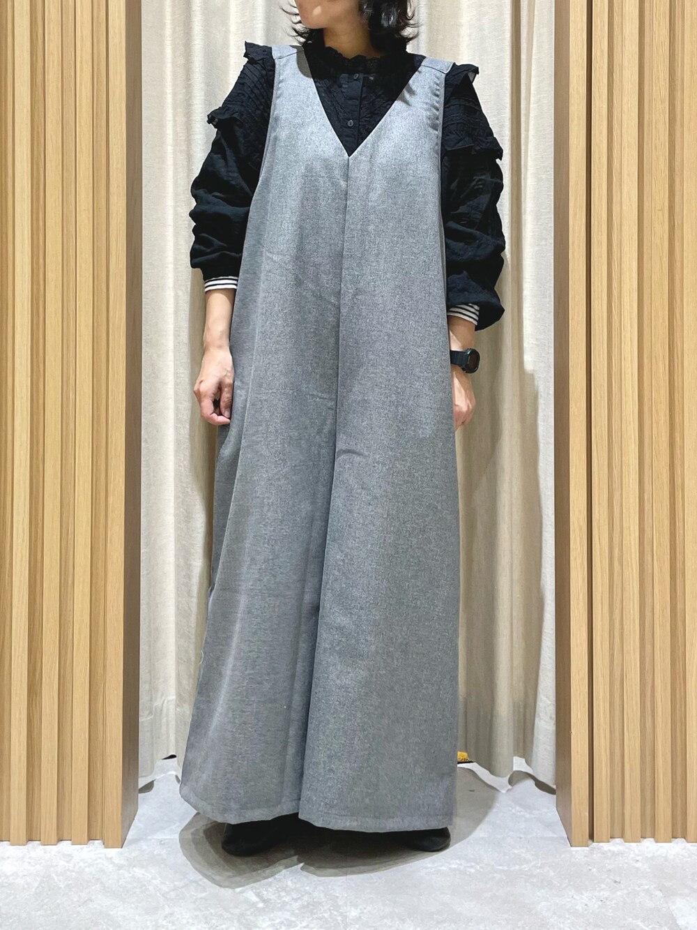 ブルー系のTシャツ/カットソー、ブラック系のシャツ/ブラウス、グレー系のサロペット/オーバーオールを着用したレディースの冬コーディネートの4枚目の写真