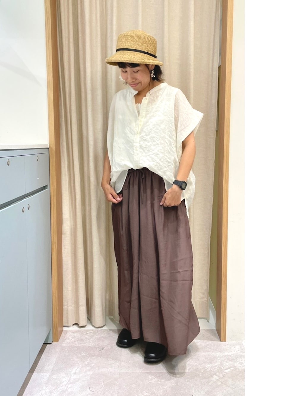 「Samansa Mos2、SM2、サマンサ モスモス(Samansa Mos2)、低身長、むぎわら帽子、ブラウス、スカーチョ、ガウチョパンツ、オトナカジュアル、ナチュラル、きれいめカジュアル、オトナ女子、オトナカワイイ、ママコーデ、パンツスタイル」｜「Samansa Mos2の【抗菌防臭】ブレードハット（ハット、ベージュ系）」を使った、あさいまりこさん（レディース・151cm）の夏コーディネートの2枚目の写真