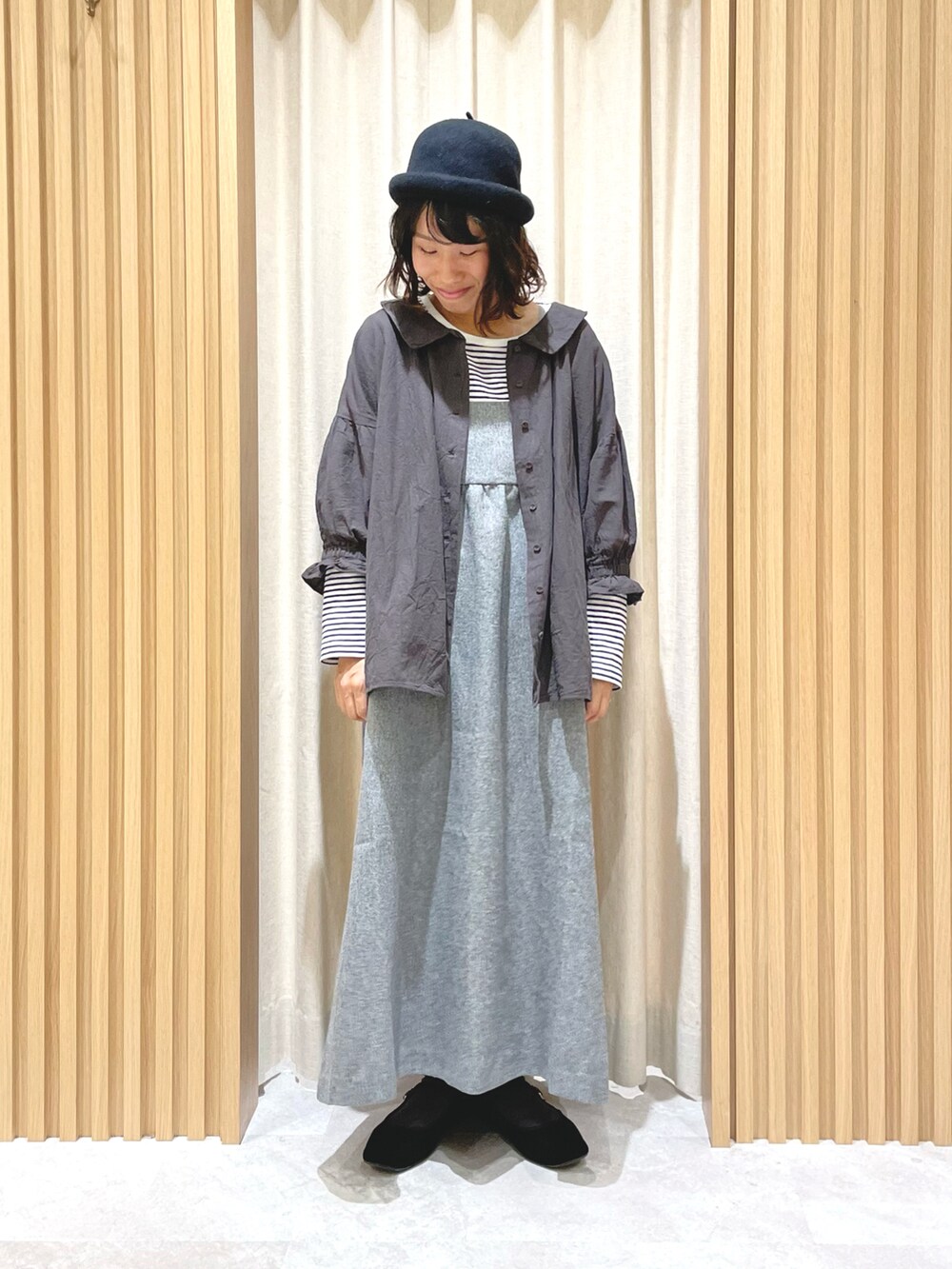 グレー系のワンピース、グレー系のシャツ/ブラウス、ブラック系のハットを着用したレディースの秋コーディネートの4枚目の写真