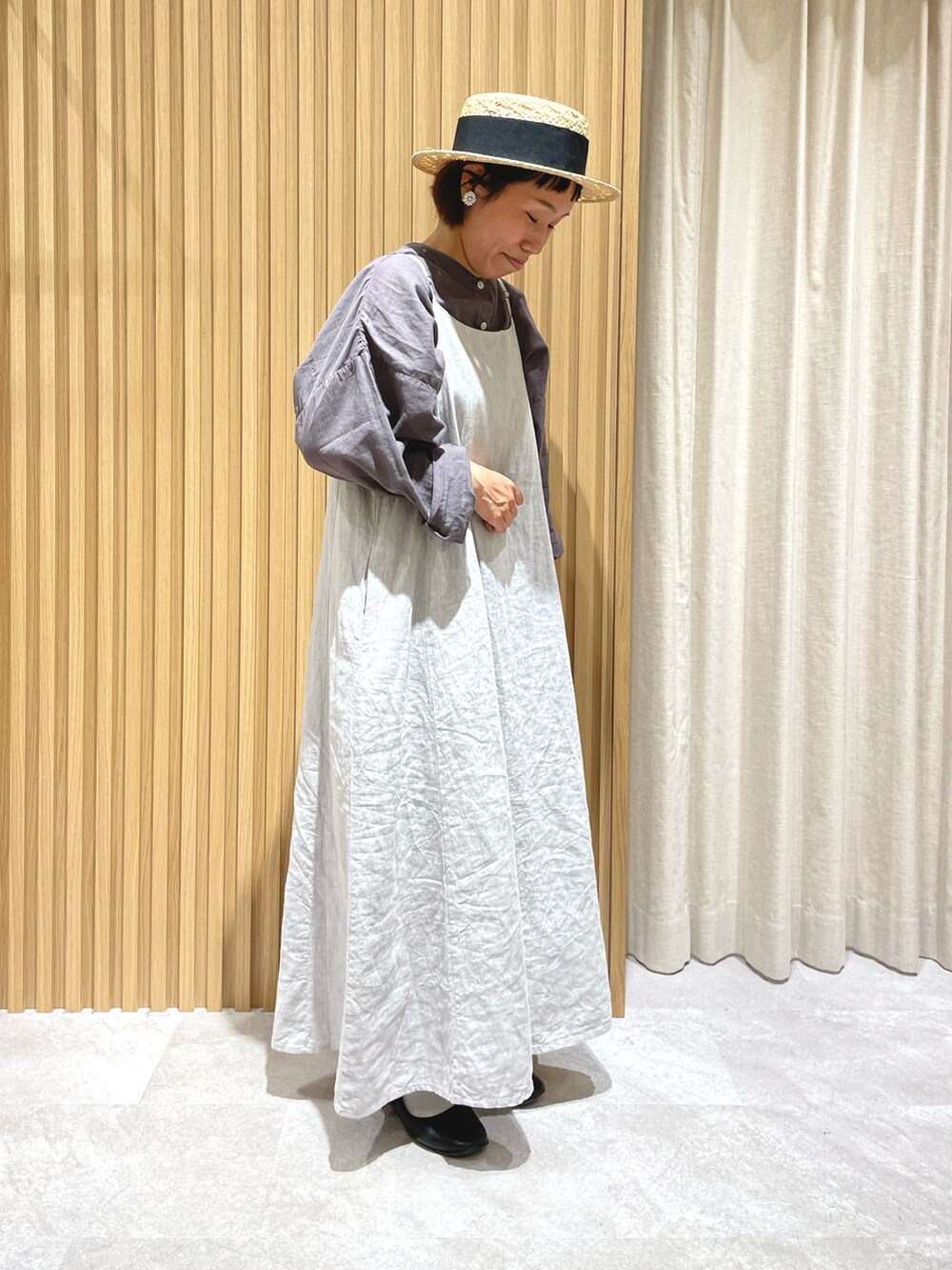 グレー系のワンピース、グレー系のシャツ/ブラウス、ブラック系のバレエシューズを着用したレディースの春コーディネートの2枚目の写真