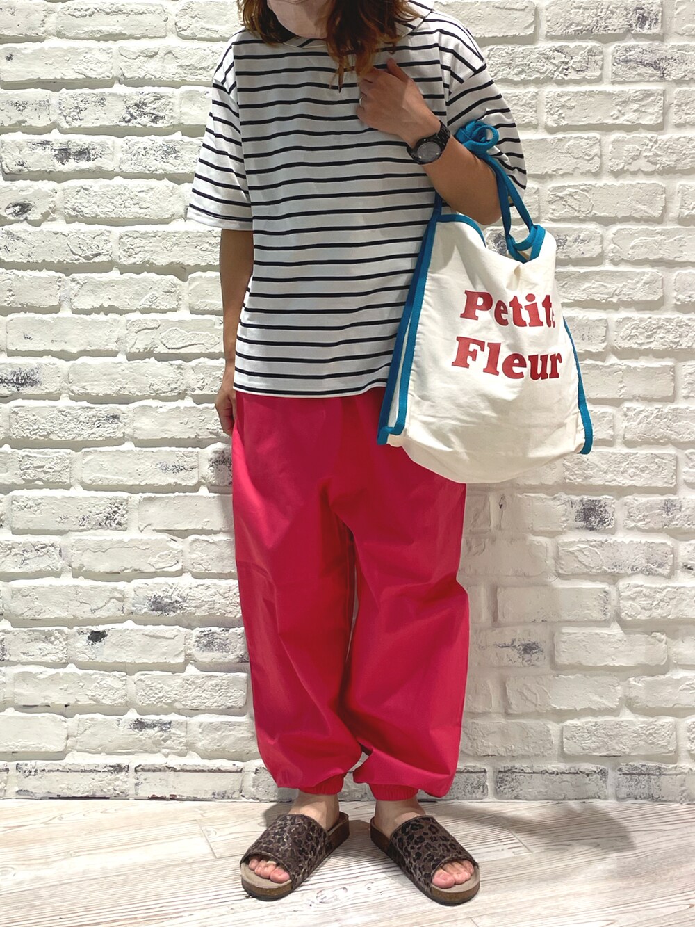 ブラウン系のサンダル、ホワイト系のトートバッグ、ピンク系のその他パンツを着用したレディースの夏コーディネートの2枚目の写真