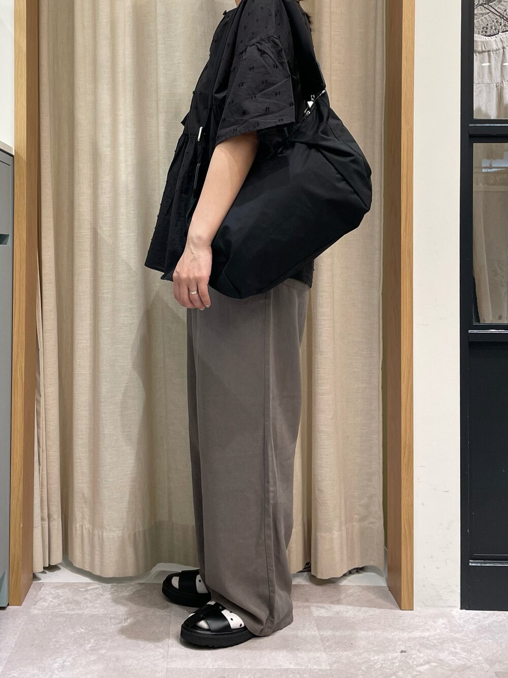 ブラック系のシャツ/ブラウス、ブラック系のTシャツ/カットソー、ブラウン系のその他パンツを着用したレディースの夏コーディネートの4枚目の写真