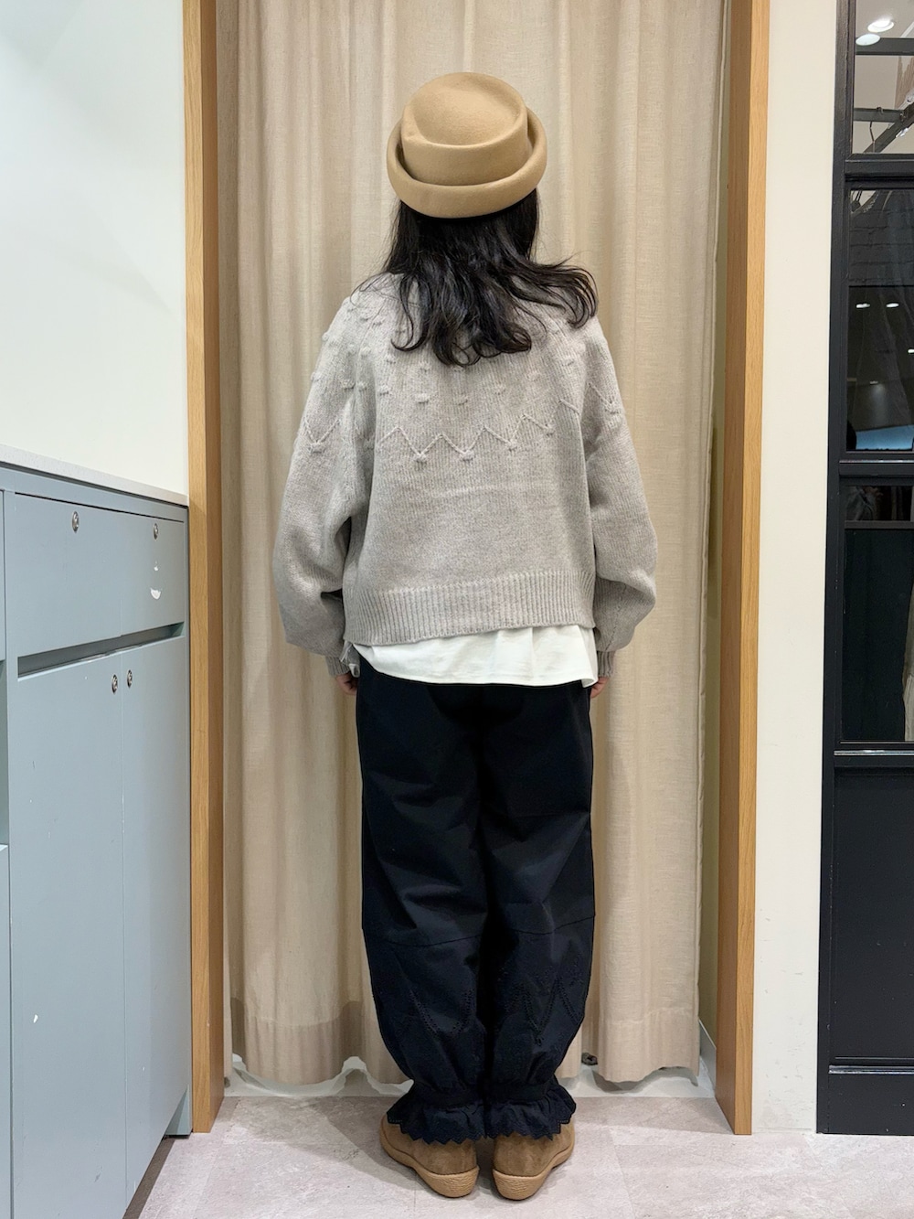 「Samansa Mos2、SM2、サマンサ モスモス(Samansa Mos2)、低身長、低身長コーデ、ママコーデ、ニット、カーディガン、リボン、リボンブラウス、ペチパンツ、ブーツ、オトナカジュアル、オトナカワイイ、大人ガーリー」|「Samansa Mos2の◎求心風ぽこぽこ2WAYニット(カーディガン/ボレロ、ベージュ系)」を使った、あさいまりこさん(レディース・151cm)の秋コーディネートの3枚目の写真