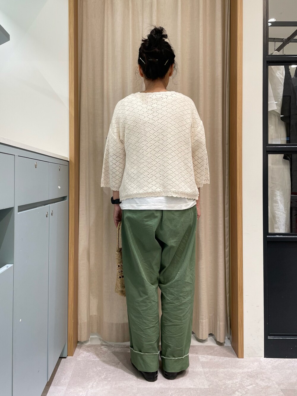 ホワイト系のTシャツ/カットソー、ホワイト系のカーディガン/ボレロ、グリーン系のその他パンツを着用したレディースの春コーディネートの3枚目の写真