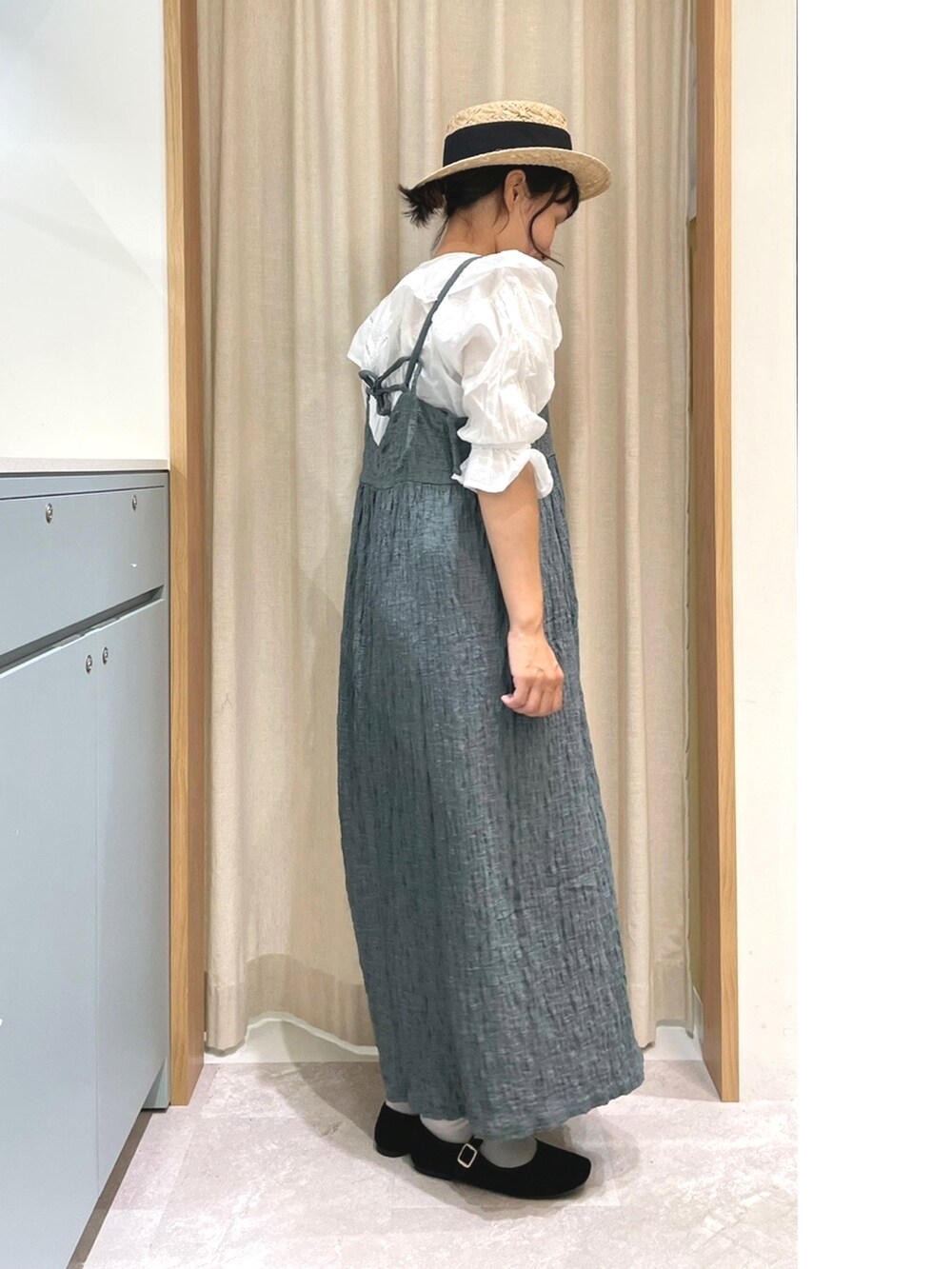 ホワイト系のシャツ/ブラウス、ブルー系のワンピース、ブラック系のハンドバッグを着用したレディースの夏コーディネートの3枚目の写真