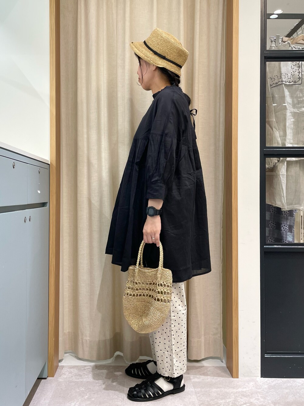 ブラック系のシャツ/ブラウス、ベージュ系のTシャツ/カットソー、ゴールド系のハンドバッグを着用したレディースの夏コーディネートの3枚目の写真