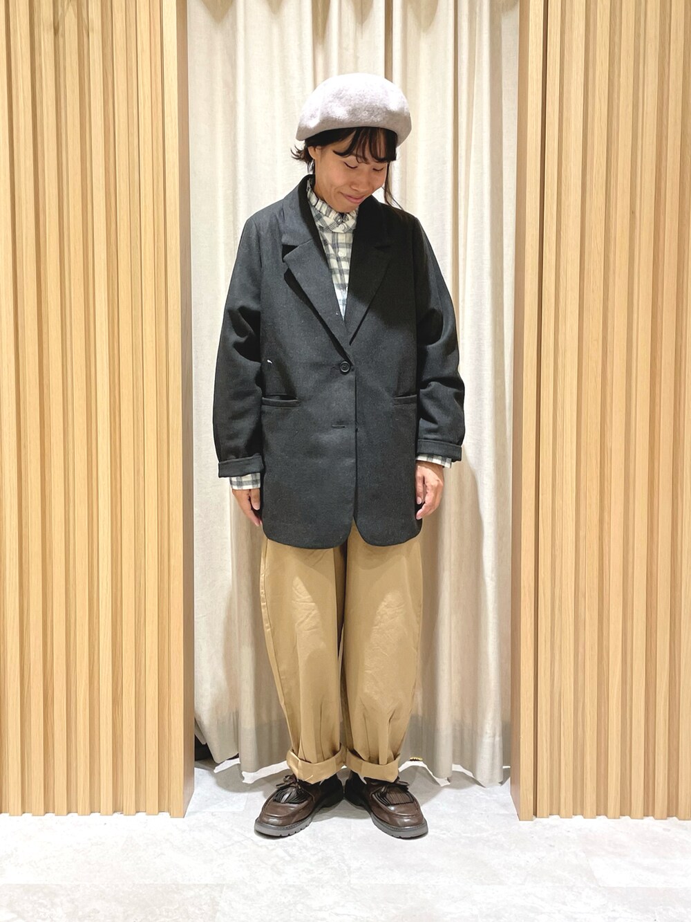 ホワイト系のシャツ/ブラウス、グレー系のノーカラージャケット、ベージュ系のその他パンツを着用したレディースの秋コーディネートの3枚目の写真