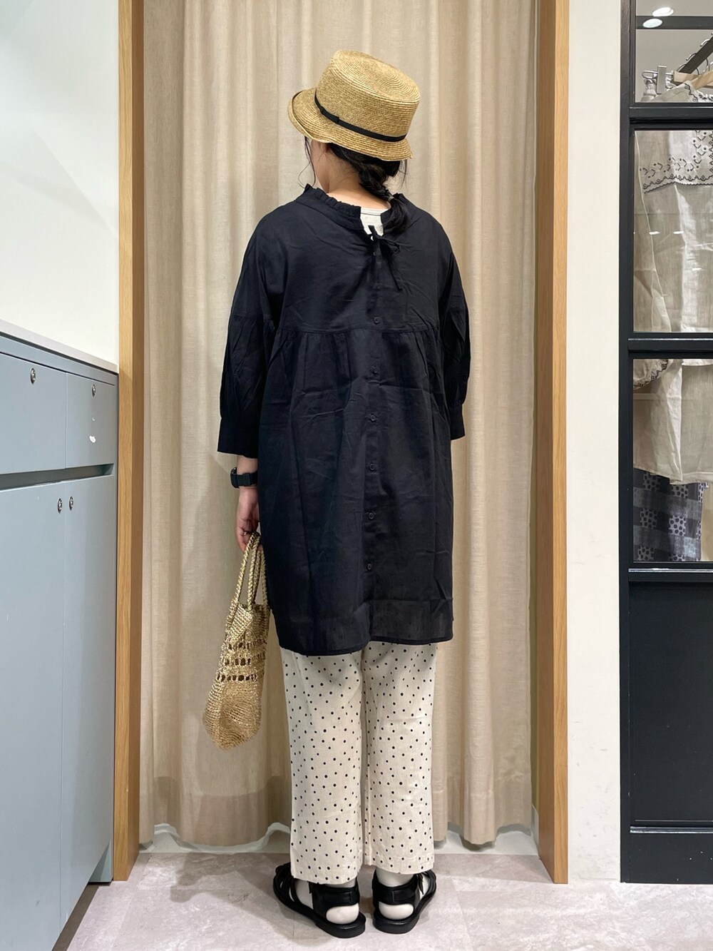 ブラック系のシャツ/ブラウス、ベージュ系のTシャツ/カットソー、ゴールド系のハンドバッグを着用したレディースの夏コーディネートの4枚目の写真