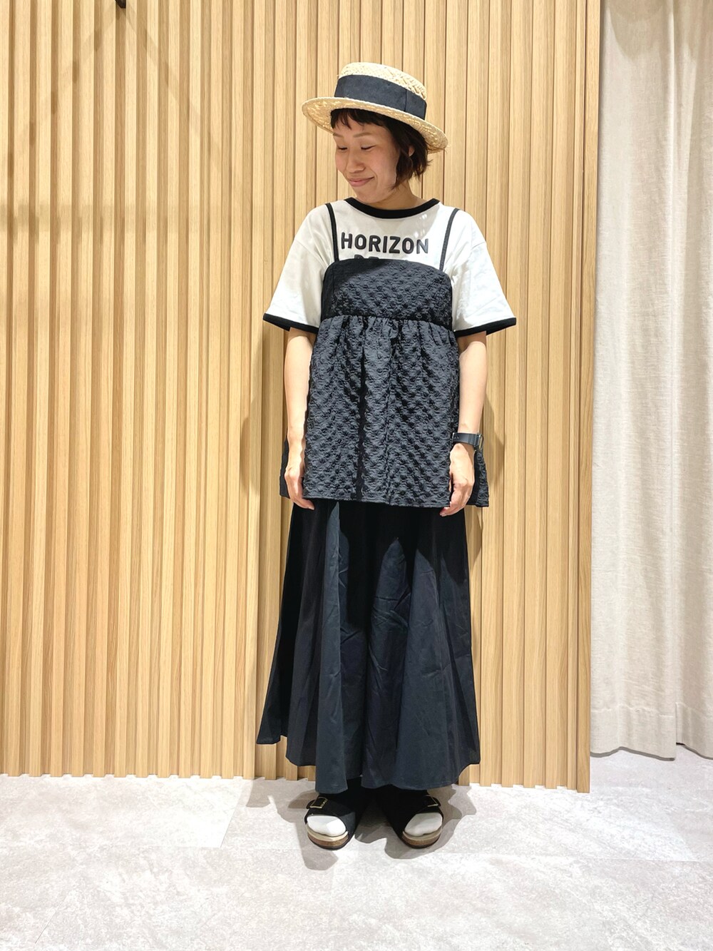 ホワイト系のTシャツ/カットソー、ブラック系のシャツ/ブラウス、ブラック系のその他パンツを着用したレディースの夏コーディネートの2枚目の写真