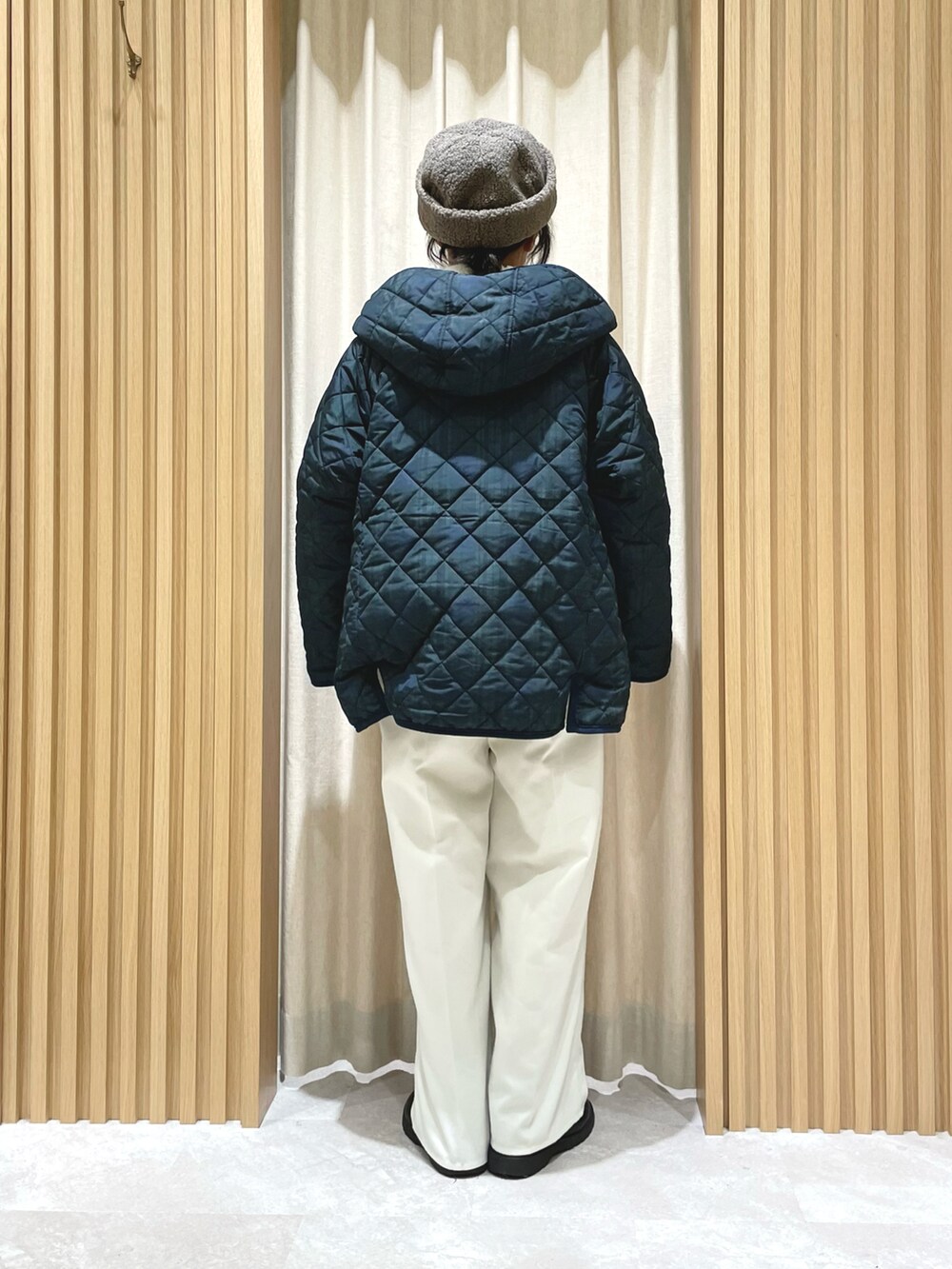 ブルー系のブルゾン、グレー系のニット/セーター、ホワイト系のTシャツ/カットソーを着用したレディースの冬コーディネートの2枚目の写真