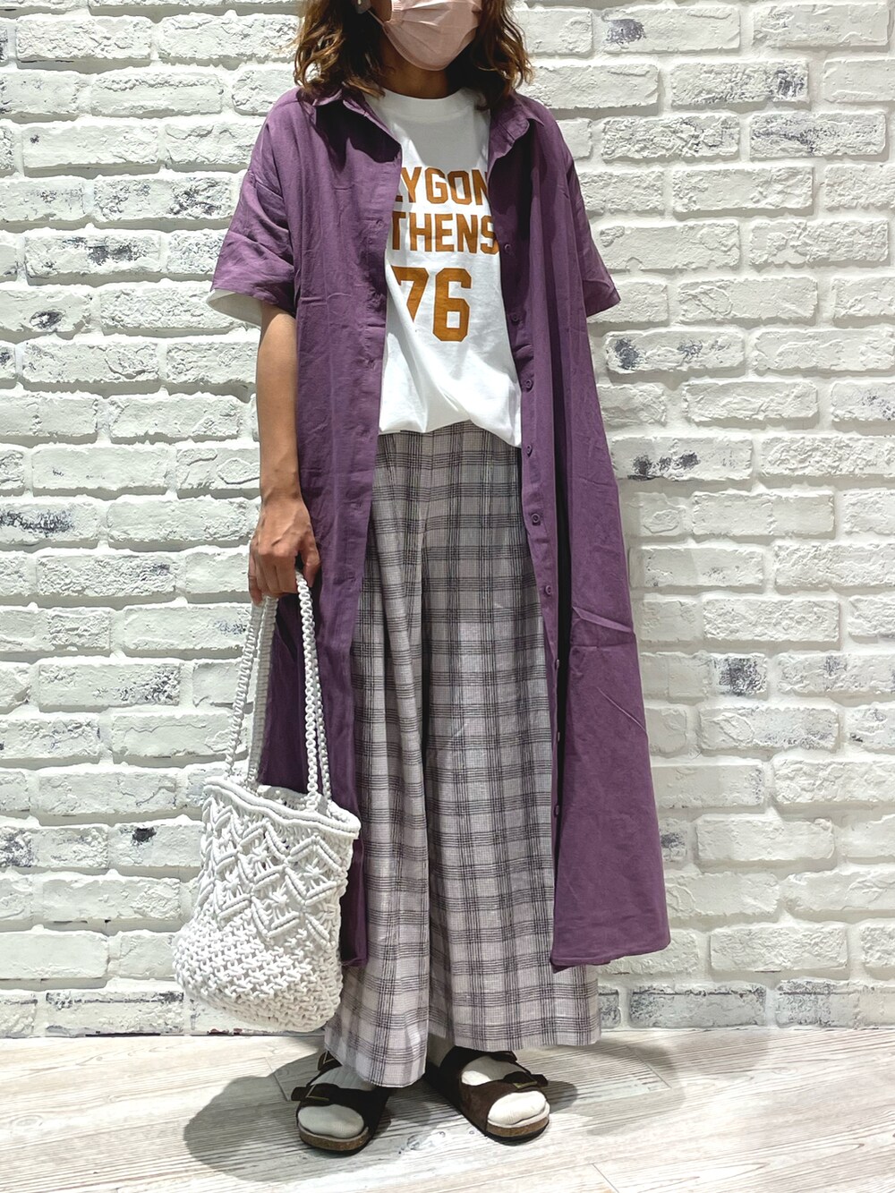 ブラウン系のサンダル、ホワイト系のトートバッグ、グレー系のその他パンツを着用したレディースの夏コーディネートの3枚目の写真