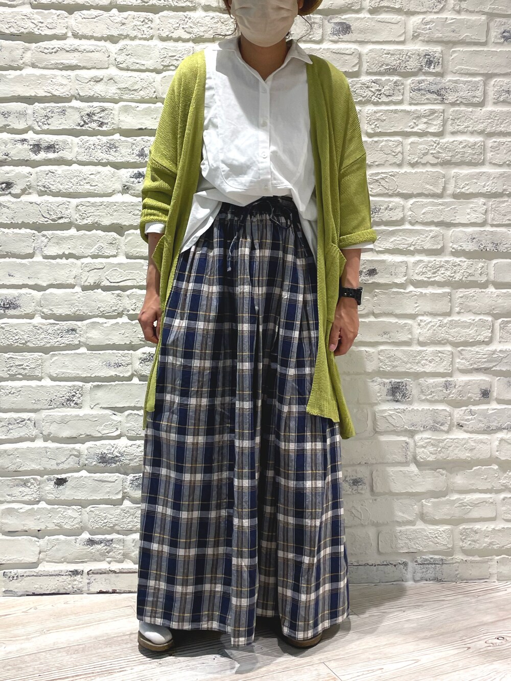 「Samansa Mos2、SM2、サマンサ モスモス(Samansa Mos2)、ママコーデ、低身長、カーディガン、ピスタチオ、グリーン、スキッパーシャツ、ブラウス、チェック、シンプルコーデ、カジュアル、ナチュラル、ハット」｜「Samansa Mos2の【抗菌防臭】ブレードハット（ハット、ベージュ系）」を使った、あさいまりこさん（レディース・151cm）の夏コーディネートの2枚目の写真