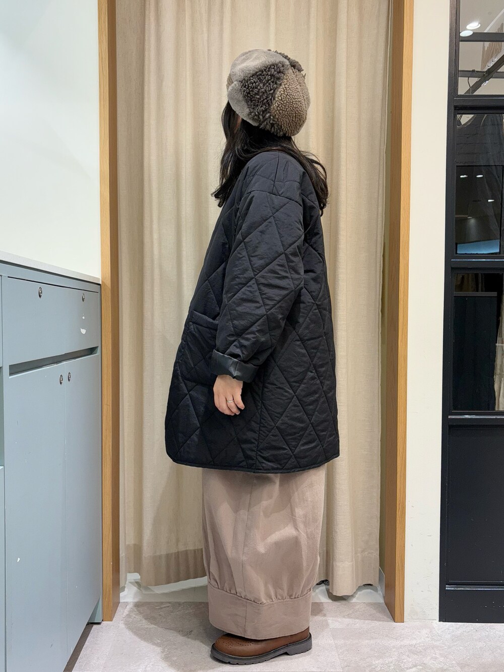 「Samansa Mos2、SM2、サマンサ モスモス(Samansa Mos2)、低身長、低身長コーデ、ママコーデ、キルティング、コート、ショートブーツ、ベスト、ゆるコーデ、オトナカジュアル、シンプルコーデ、ストライプシャツ、ワイドパンツ」|「Samansa Mos2のキルトミドル丈コート(その他アウター、ブラック系)」を使った、あさいまりこさん(レディース・151cm)の秋コーディネートの2枚目の写真