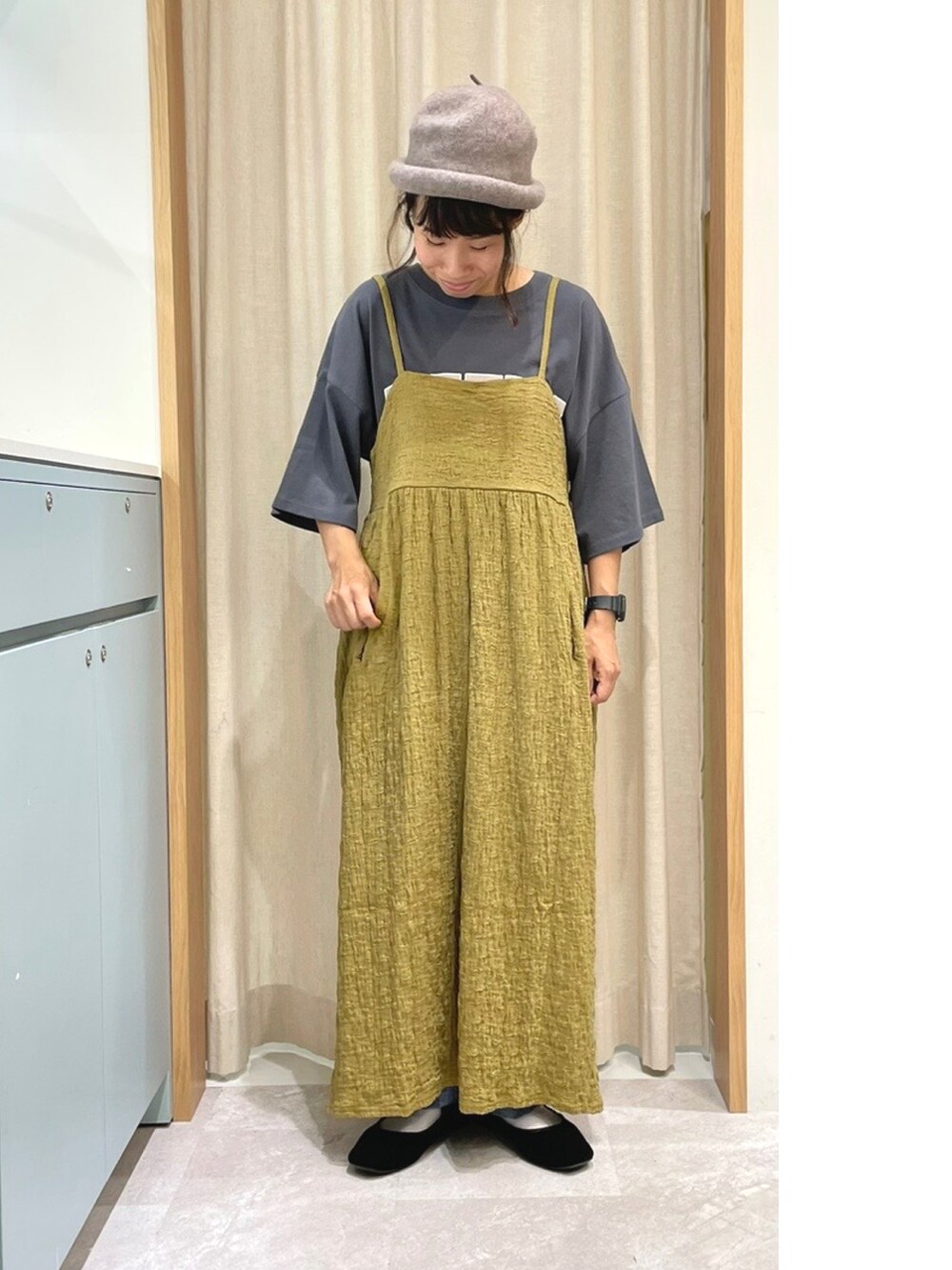 グレー系のTシャツ/カットソー、ベージュ系のワンピース、ブルー系のデニムパンツを着用したレディースの夏コーディネートの3枚目の写真