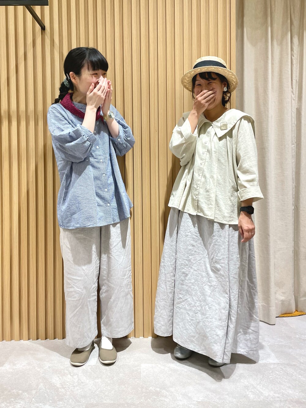 「Samansa Mos2、SM2、サマンサ モスモス(Samansa Mos2)、低身長、リンクコーデ、パンツスタイル、キャミワンピ、ナチュラル、マリン、リラックススタイル、カンカン帽、お揃い、おそろいコーデ、グレー、リネン」|「Samansa Mos2の太リボンカンカン帽(ハット、ブラック系)」を使った、あさいまりこさん(レディース・151cm)の春コーディネートの2枚目の写真
