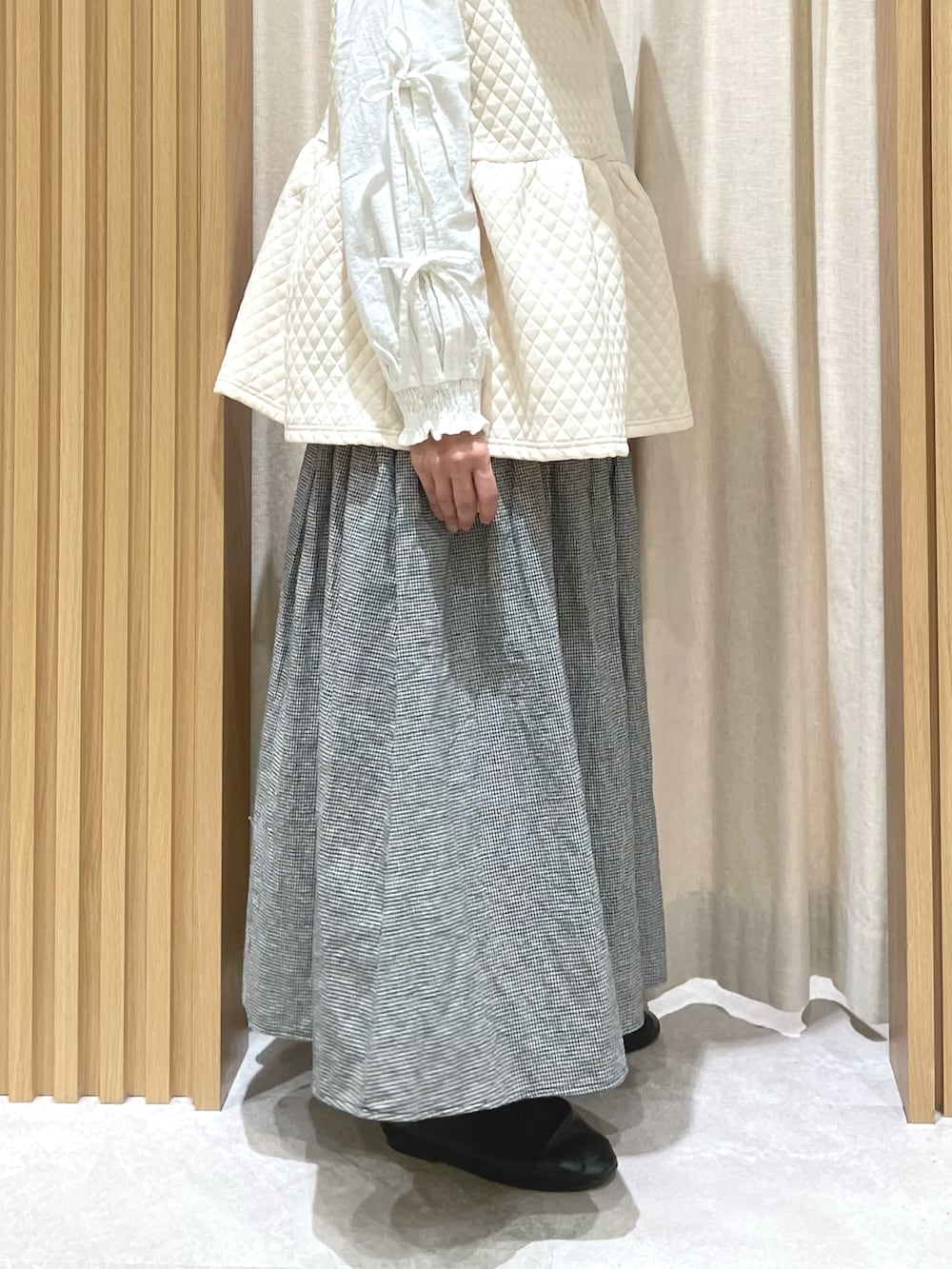 ホワイト系のシャツ/ブラウス、ホワイト系のベスト、グレー系のスカートを着用したレディースの冬コーディネートの4枚目の写真