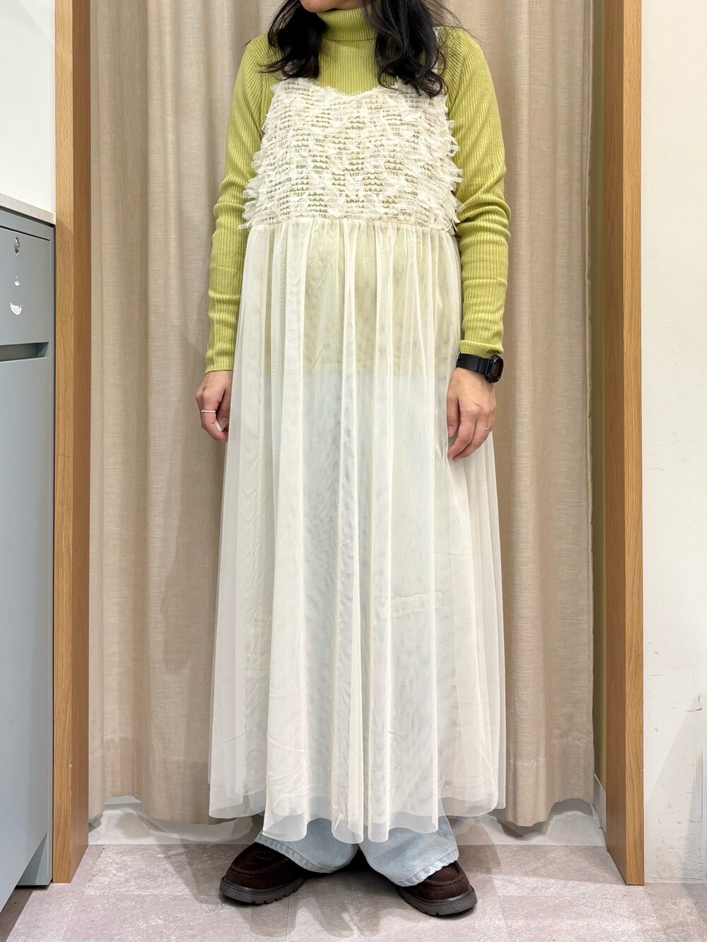 ホワイト系のワンピース、グリーン系のニット/セーター、ブルー系のその他パンツを着用したレディースの冬コーディネートの3枚目の写真