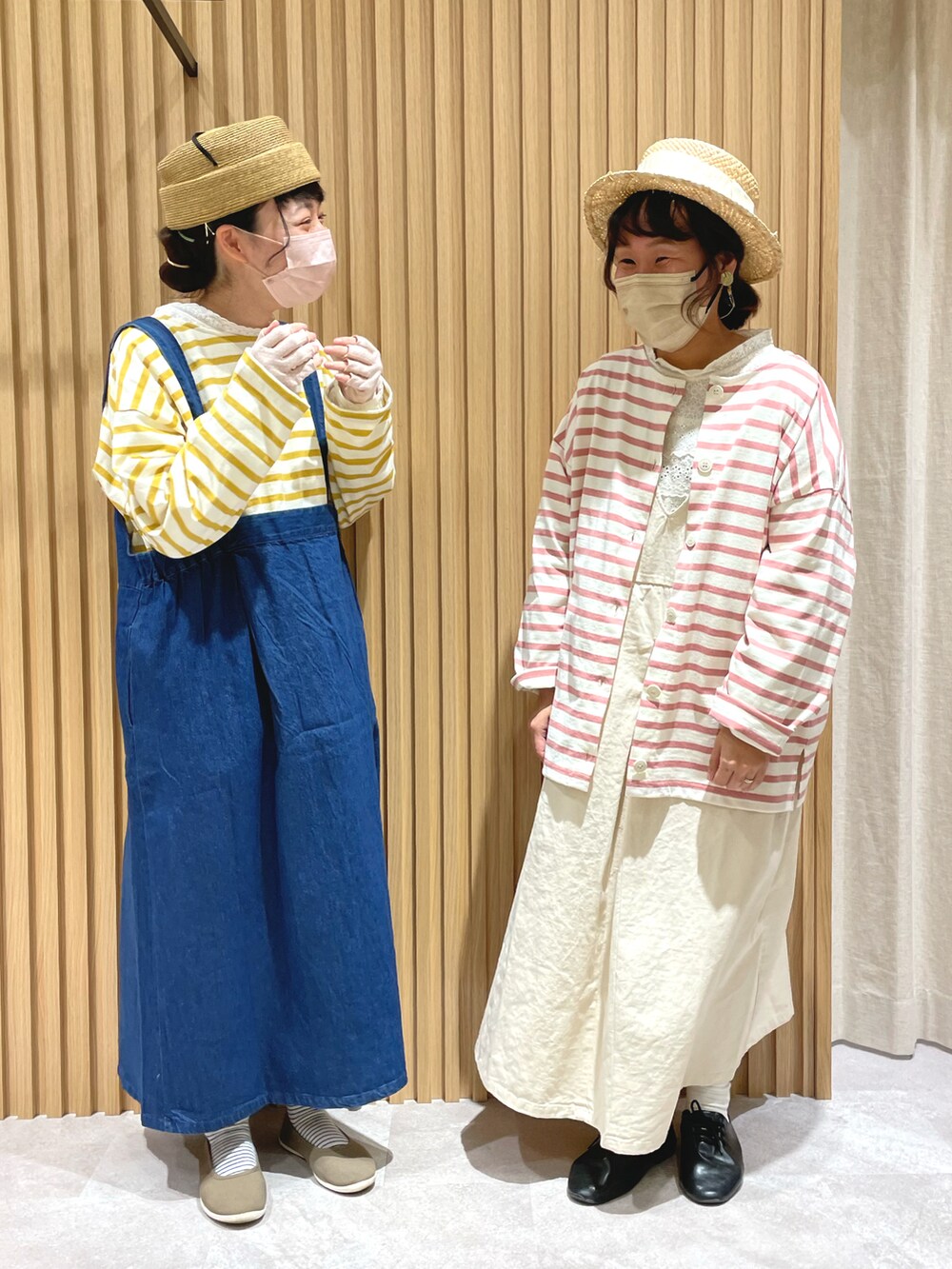 「Samansa Mos2、SM2、サマンサ モスモス(Samansa Mos2)、おそろいコーデ、着回しコーデ、ジャンスカ、春服コーデ、ボーダートップス、レースブラウス、カンカン帽、トーク帽、オトナカワイイ、春カラー、ナチュラル、ラクチンコーデ」|「Samansa Mos2の太リボンカンカン帽(ハット、ホワイト系)」を使った、あさいまりこさん(レディース・151cm)の春コーディネートの2枚目の写真