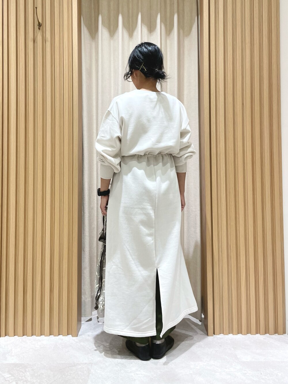 ホワイト系のTシャツ/カットソー、ホワイト系のワンピース/ドレス、ベージュ系のハンドバッグを着用したレディースの冬コーディネートの4枚目の写真