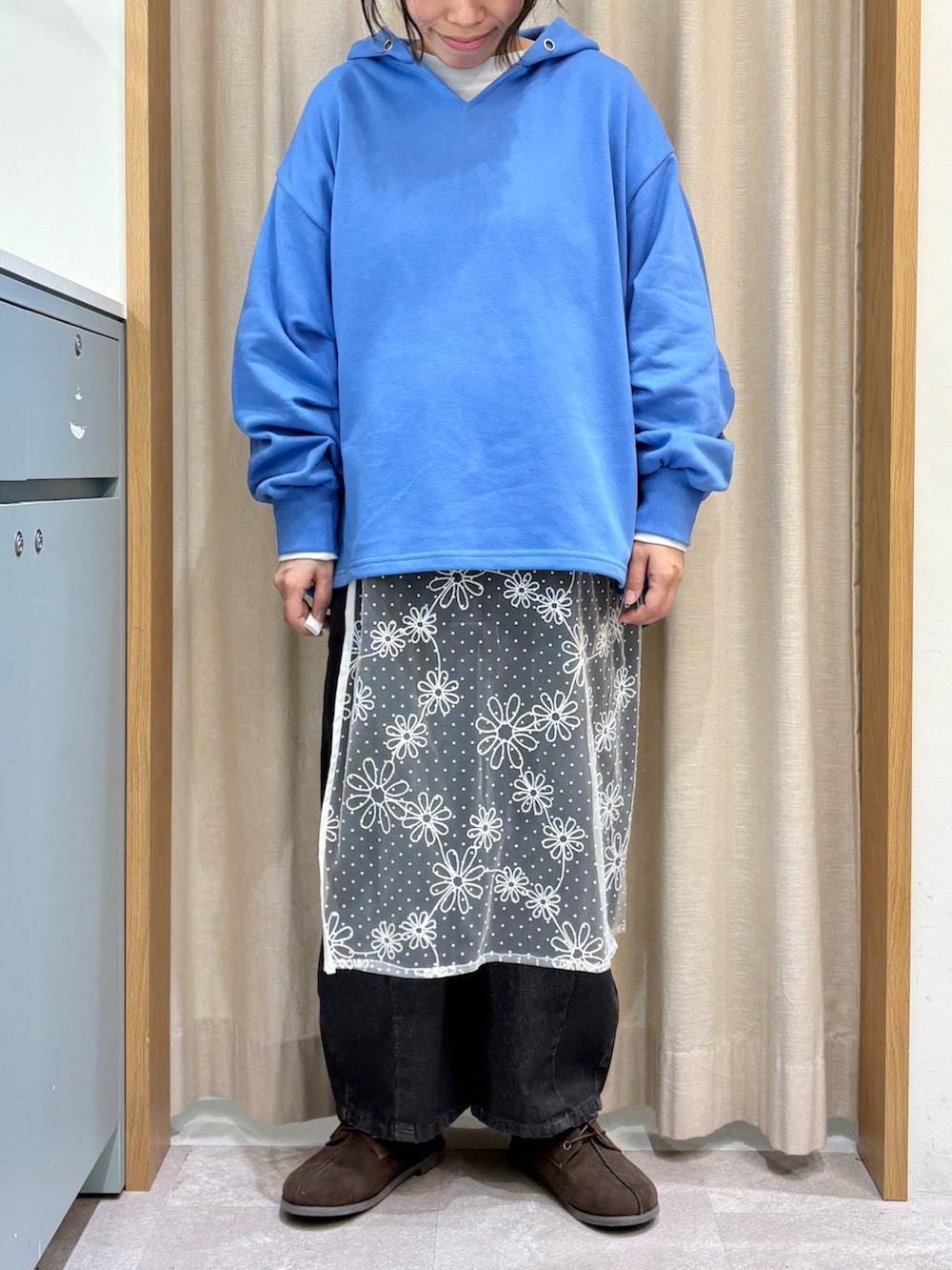 ホワイト系のTシャツ/カットソー、ブルー系のトップス、ホワイト系のスカートを着用したレディースの冬コーディネートの2枚目の写真