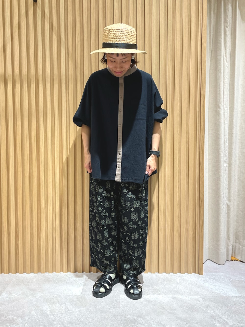 ブラック系のシャツ/ブラウス、ブラック系のその他パンツ、ブラック系のサンダルを着用したレディースの春コーディネートの3枚目の写真