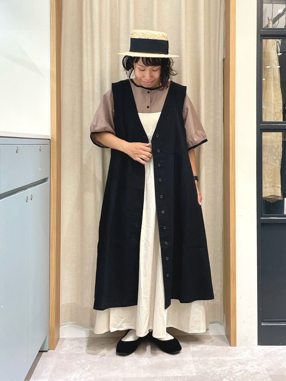 「Samansa Mos2、SM2、サマンサ モスモス(Samansa Mos2)、低身長、ママコーデ、カンカン帽、セットアイテム、ジレ、キャミワンピ、ワンピース、ナチュラル、ナチュラルガーリー、レイヤードスタイル、オトナガーリー、オトナカワイイ」｜「Samansa Mos2の太リボンカンカン帽（ハット、ブラック系）」を使った、あさいまりこさん（レディース・151cm）の夏コーディネートの2枚目の写真